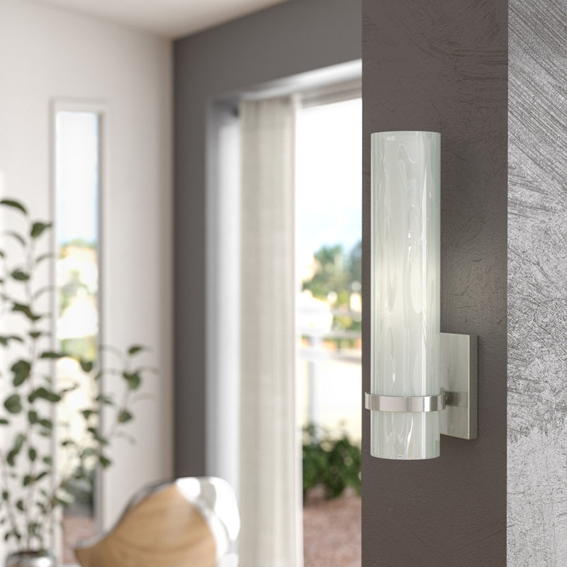 Luminaire de meuble-lavabo de salle de bain contemporain en nickel satiné à une lumière de 4,25 po de largeur Vilo, avec eau claire extérieure, abat-jour en verre opale givré blanc intérieur, à intensité variable, compatible avec DEL, applique murale