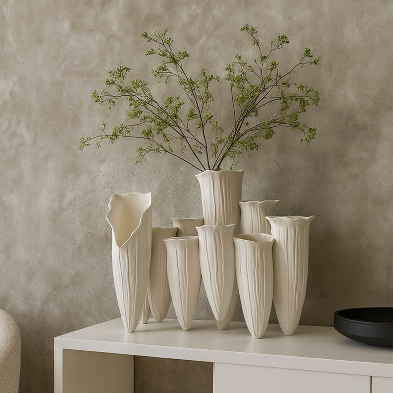 Vase en céramique fabriqué à la main en grappe de tulipes blanches - centre de table en porcelaine sculpturale moderne par Dounia