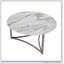 Table basse Aziz avec plateau en pierre frittée et finition champagne, durable et élégante pour les espaces de vie modernes