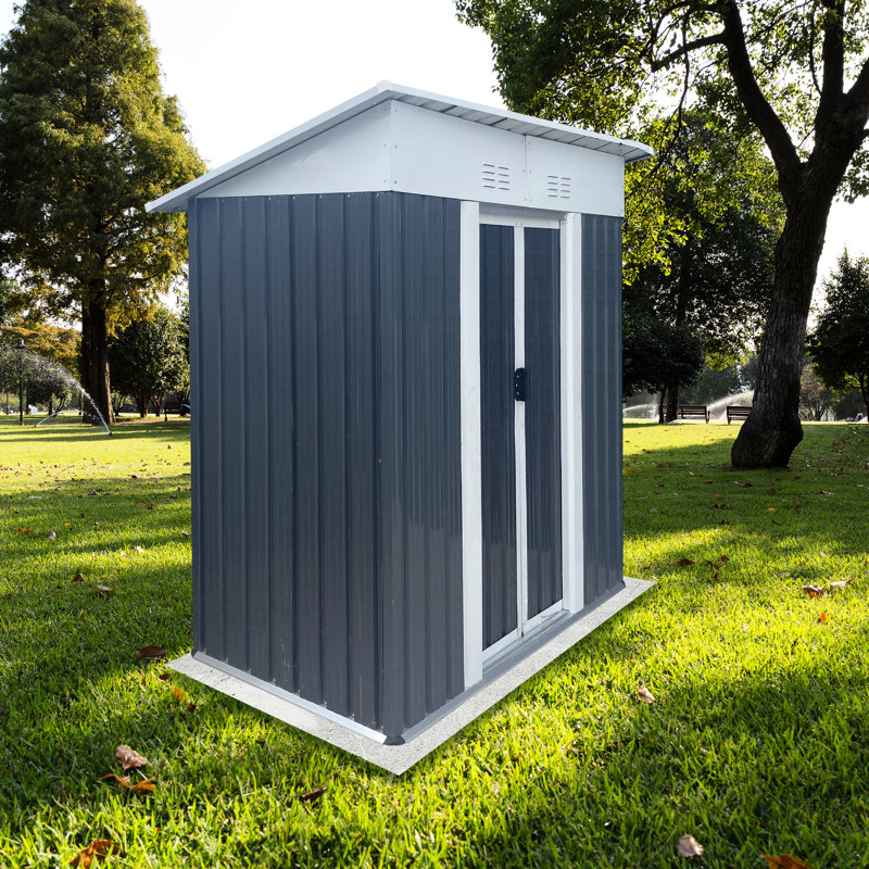 Remise de rangement pour outils en métal gris de 5 pi 3 po avec toit incliné, cadre à haute résistance, portes verrouillables, convient au rangement d'outils de jardin, rangement extérieur de style américain, acier galvanisé et alliage d'aluminium.