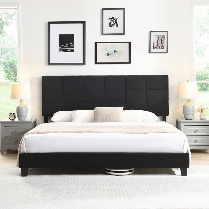 Structure de lit plateforme rembourrée avec tête de lit en tissu de lin, offrant confort et style pour une chambre à coucher relaxante