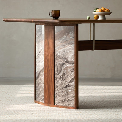 Table de salle à manger de luxe en bois massif.