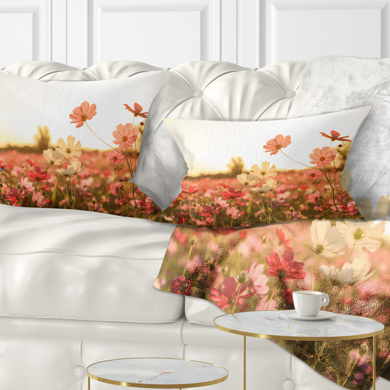 Coussin lombaire floral sur fond coucher de fleurs cosmos