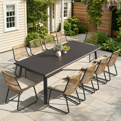Ensemble de salle à manger en métal pour 12 personnes avec table en aluminium, chaises en rotin de polyéthylène et coussins amovibles