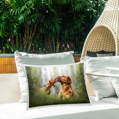 Coussin d'extérieur imprimé chiots jouant dans la forêt par Natalie Grosse
