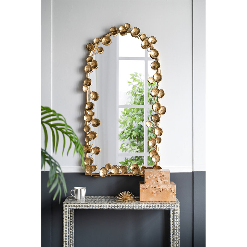 Miroir mural arqué avec des accents de feuille d'or pour le salon
