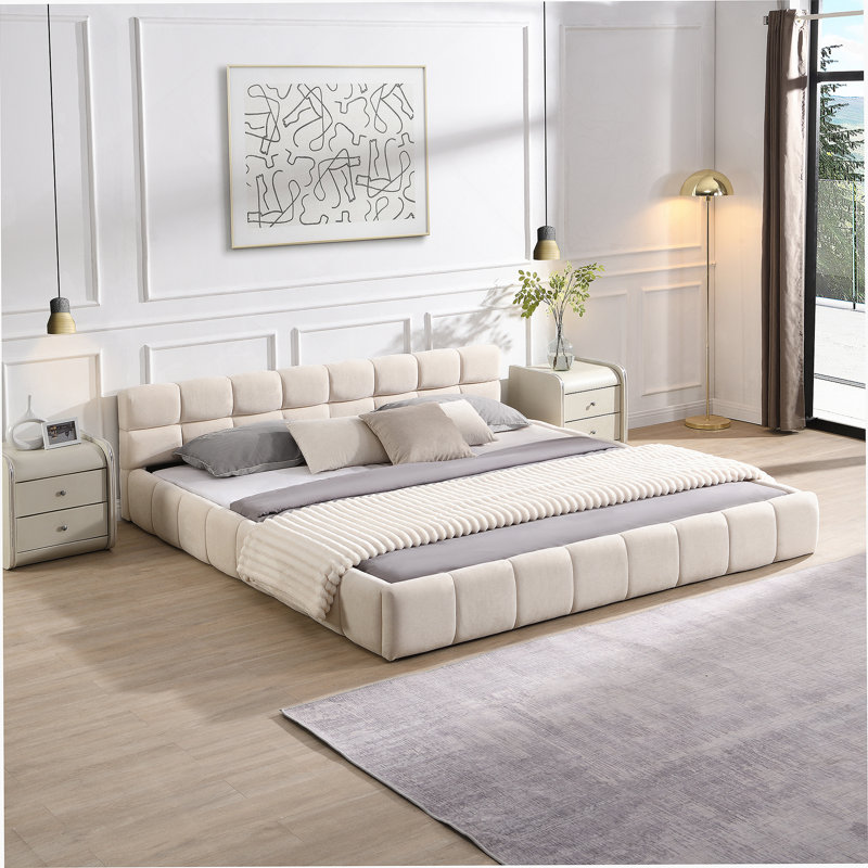 Élégant lit rembourré avec un design en damier, offrant un confort moelleux et un style intemporel pour une chambre à coucher relaxante