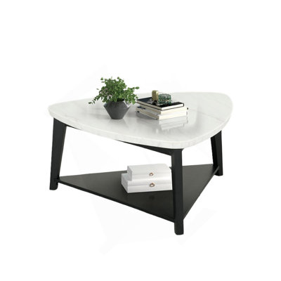 Table basse triangulaire de style contemporain avec espace de rangement inférieur et plateau supérieur en marbre blanc et noir