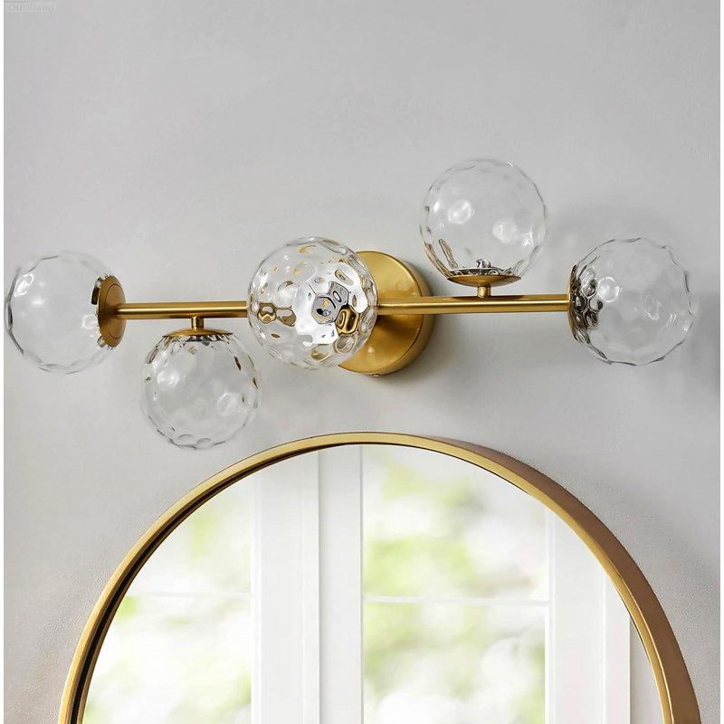 Éclairage pour meuble-lavabo 5 lumières Mid-Century avec globes en verre martelé et or brossé