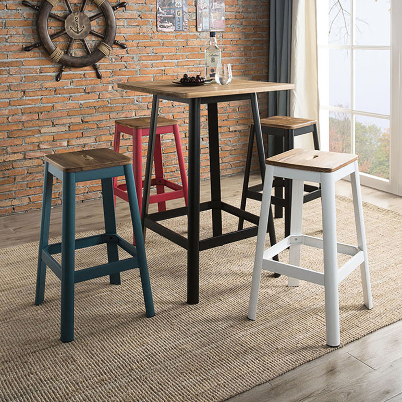 Chaise de bar rouge avec siège naturel et pieds robustes en métal pour le décor des sièges de chambre à coucher