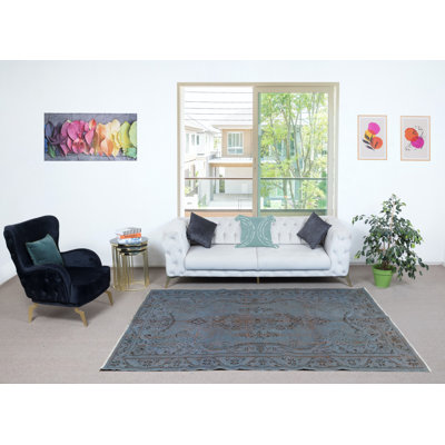 Tapis turc contemporain fabriqué à la main de 6 x 8,8 pi re-teint en bleu. Revêtement de sol