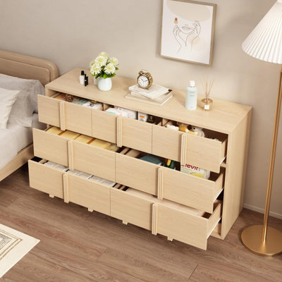 Commode avec tiroirs et poignées en bois