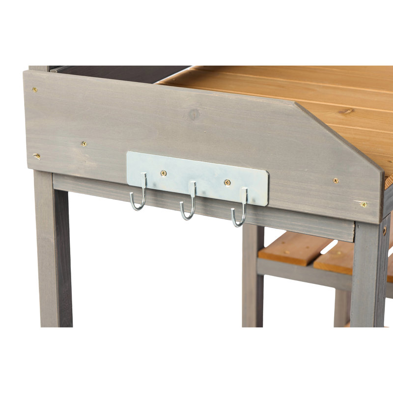 Établi de jardin dans la cour arrière, table de rempotage en bois avec armoire, plan de travail généreux, grande surface de travail extérieure de style brun et gris, fabrication en bois,