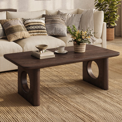 Table basse en bois massif avec pattes géométriques