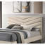 Lit simple avec tête de lit beige moderne Mid-Century et tissu contemporain avec structure rembourrée