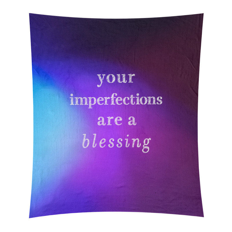 Tapisserie citation d’imperfections écrites en polyester, H 27,5 po x l 37,5 po, Bleu / mauve