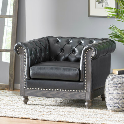 Fauteuil club capitonné profond, orné de clous décoratifs, accoudoirs galbés, profondeur 87,4 cm, largeur 99,1 cm, hauteur 72,5 cm, revêtement en polyuréthane noir, design traditionnel, capitonnage à boutons.