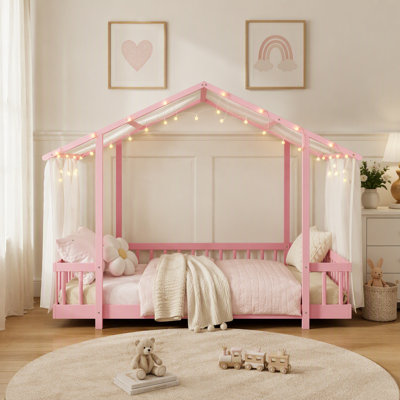 Lit plateforme simple avec baldaquin en tissu transparent et guirlande lumineuse
