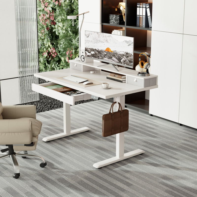 Bureau debout électrique à hauteur réglable de 48 pouces avec 3 tiroirs et tablette de rangement, bureau d'ordinateur assis-debout avec crochets pour le bureau personnel et les jeux, blanc