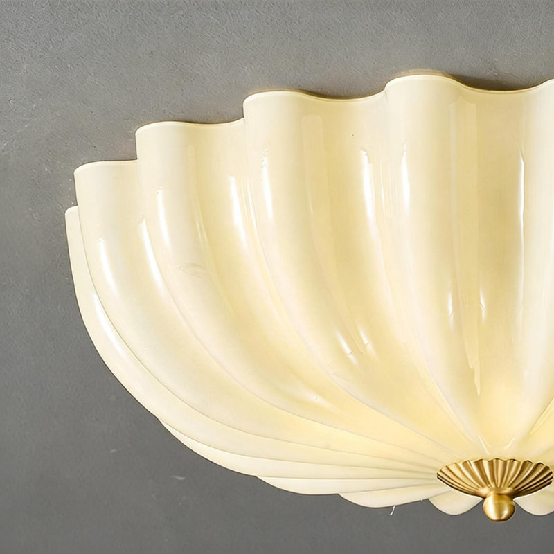 Plafonnier beige en forme de coquillage avec accent doré