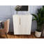 Buffet blanc moderne pour la présentation et le rangement de la salle à manger, poignées dorées, esthétique épurée, options de rangement polyvalentes, bois d'ingénierie, armoire compacte limitée avec poignées, barre de cuisine, élégant