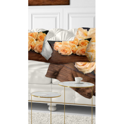 Roses sur une surface en bois - Coussin décoratif à imprimé floral