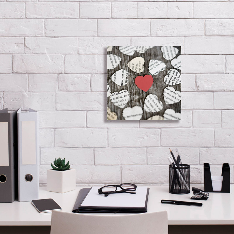 «Red Heart with Heart Book Pages» par Tom Quartermaine - impression sur toile tendue, H 12 po x l 12 po x P 0,75 po