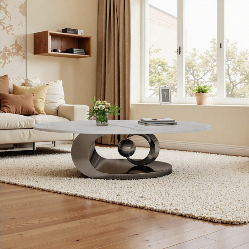 Table basse contemporaine ovale en faux marbre avec base sculpturale en acier inoxydable - Pièce maîtresse de luxe industriel