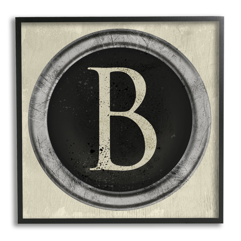 Lettre B initiale, machine à écrire rétro, forme clé, encadré noir, art texturé par Daphne Polselli