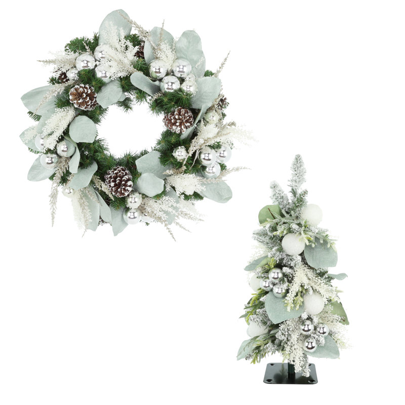 Couronne de Noël floquée et arbre avec feuilles et ornements en magnolia