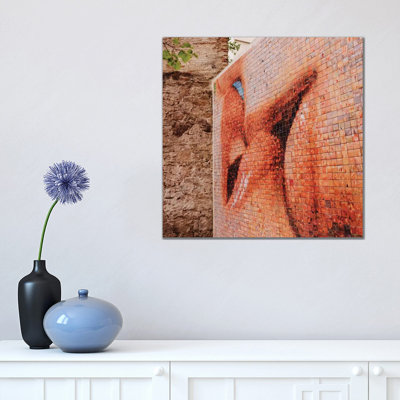 Barcelona Kiss 1 Piece Wall Art on Canvas