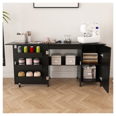 Table de machine à coudre pliable de 146 cm avec roulettes verrouillables, station de loisirs créatifs à rangement multiple avec étagères, bacs et armoire, meuble de couture/bureau réglable pour la maison, la chambre et l'atelier (noir)
