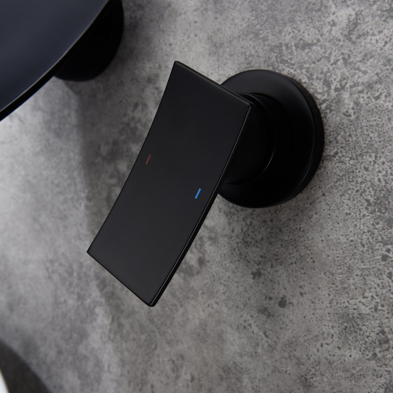 Robinet de salle de bain mural en noir mat, laiton fabriqué avec un grand bec en cascade et une valve de contrôle précise pour une expérience agréable