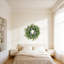 Couronne de printemps de 20 pouces avec verdure luxuriante et base en rotin pour la décoration intérieure