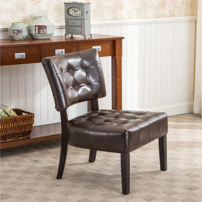 Chaise d'appoint brune surdimensionnée avec structure et assise confortable en similicuir
