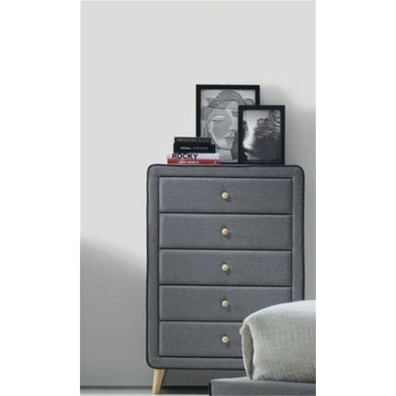 Charmant coffre en bois avec beaucoup de rangement pour rehausser la chambre à coucher