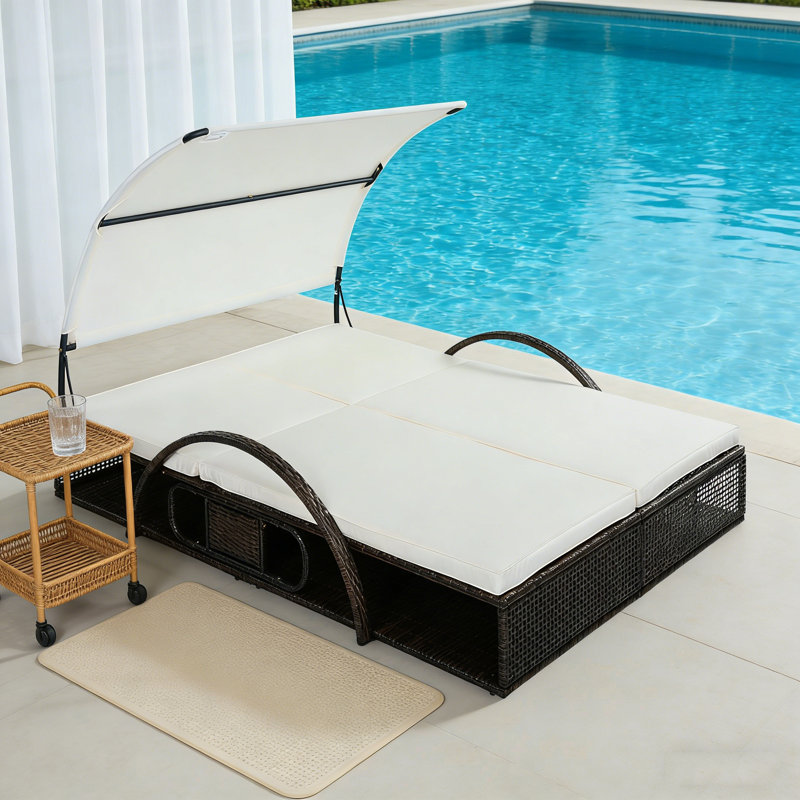 Double méridienne d'extérieur avec dossier réglable et table d'appoint cachée, lit de patio à structure en acier avec accoudoirs arqués pour terrasse de piscine, jardin et cour