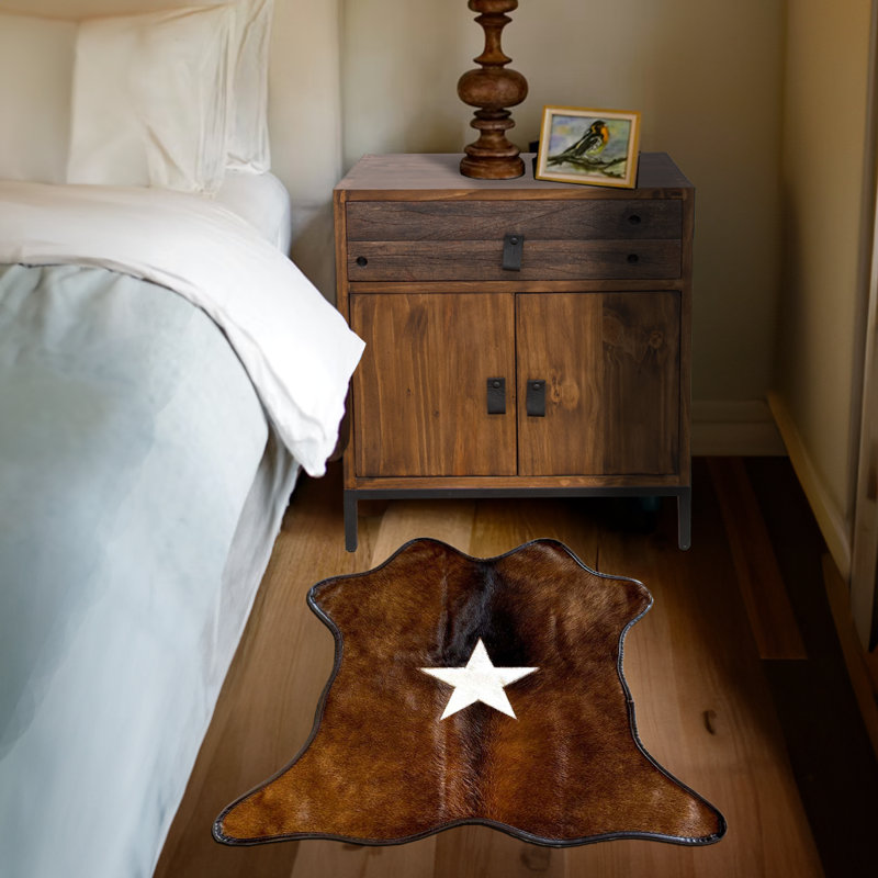 Mini Cowhide w/Border and Star Motif