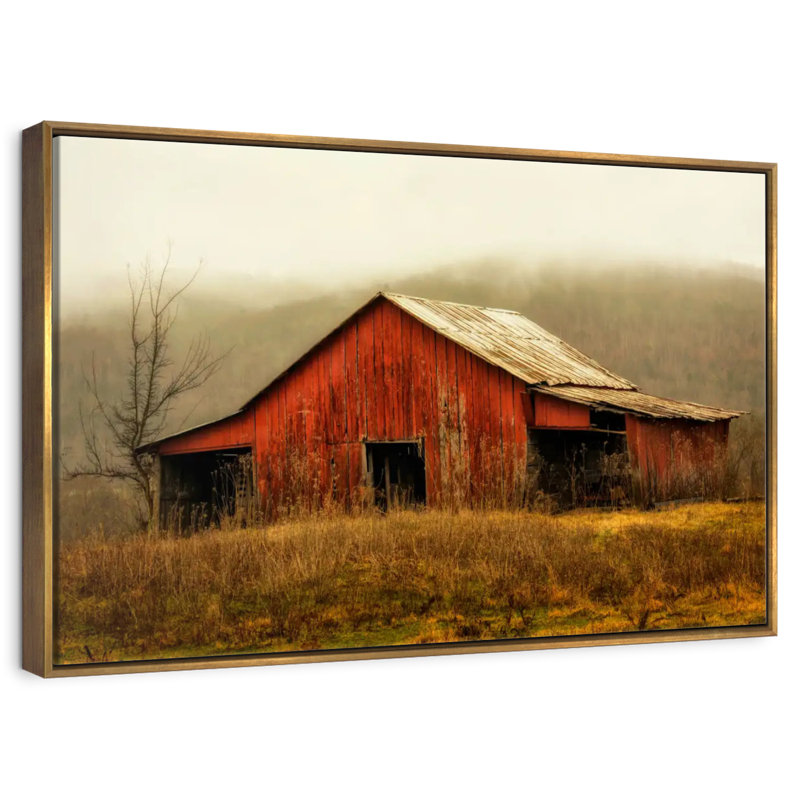 Skylight Barn dans le brouillard, Cadre flottant doré, 37 po x 25 po