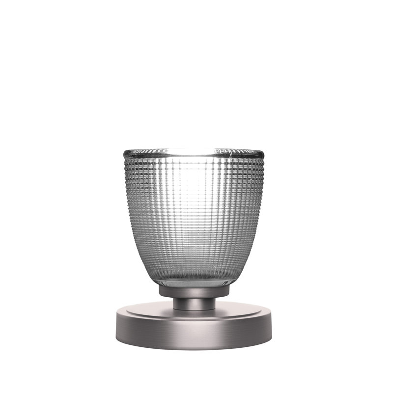 Lampe d'appoint Fieldbrook montrée dans une finition graphite avec verre nervuré transparent de 5 po