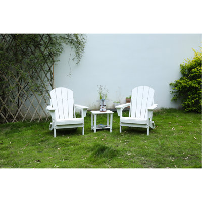 3 chaises pliantes blanches. Profitez d'une assise spacieuse. Montage facile. Blanches avec table d'appoint. Assise large et confortable. Résistantes aux intempéries. Installation facile.