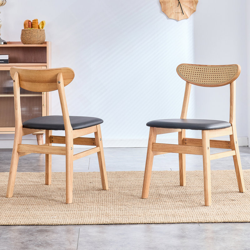La chaise de salle à manger élégante et durable en bois massif, le petit dossier incurvé, le coussin en polyuréthane et la belle forme s'agencent parfaitement à n'importe quelle pièce et à un usage quotidien