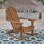 Détendez-vous dans la cour avec cette chaise berçante en bois avec un look classique