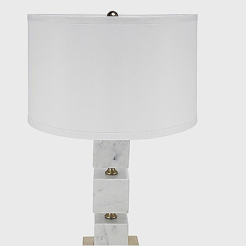 Lampe de table cubique en marbre blanc D16 x 26,5 po avec base et corps dorés (assemblage de l'abat-jour requis)