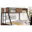 Lit superposé simple au-dessus d'un lit double en métal avec structure en bois de style industriel avec panneaux en bois et garniture cloutée
