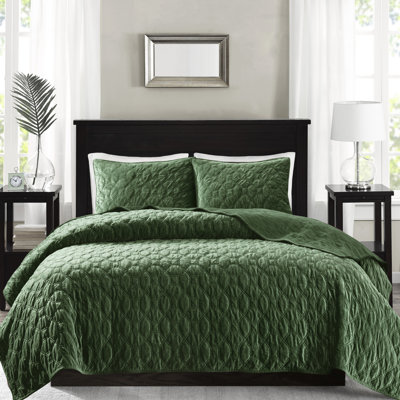 Couette 3 pièces en velours pour lit King - Matelassage géométrique. Une ambiance chaleureuse et accueillante dans la chambre. 1 couette, 2 taies d'oreiller. Garnissage en coton pour une chaleur optimale.