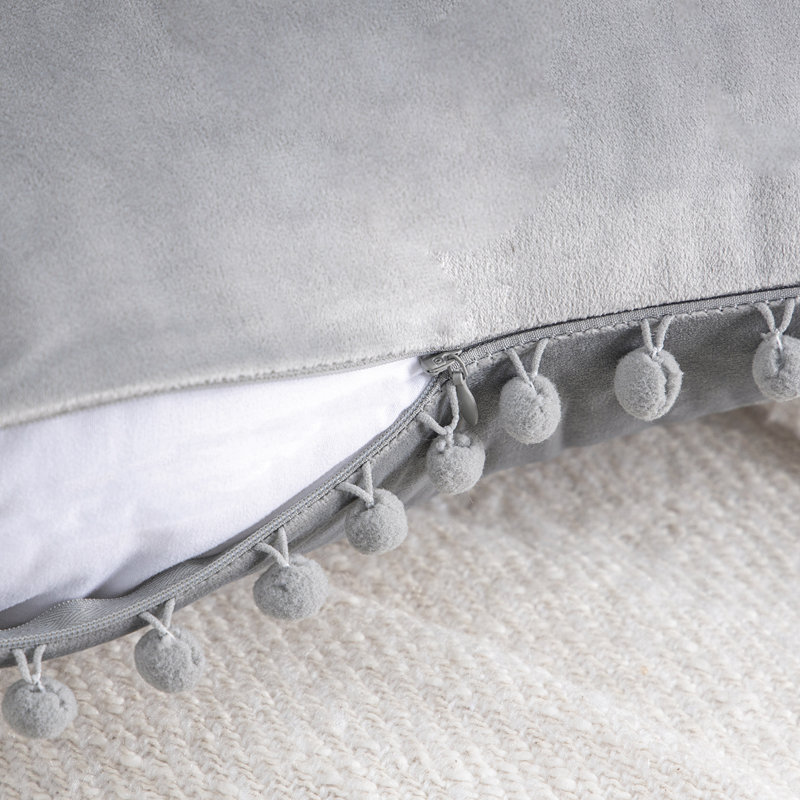 Coussin Silky Velvet Series Pom-poms, Gris, Housse de coussin et insert, Carré 20 po