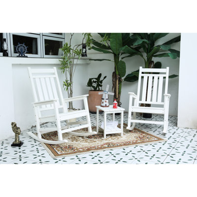 Chaise berçante blanche avec table d'appoint pour l'extérieur. Conception ergonomique. Siège élargi et profilé. P 32,5 po x l 25,9 po x H 41,7 po. Supporte jusqu'à 380 lb, installation partielle de 30 minutes et acier inoxydable 304.