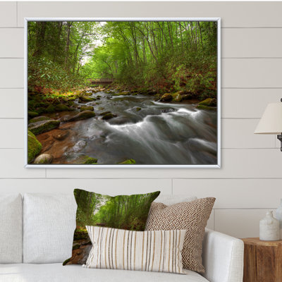 Rivière en vert forêt d'été - décoration murale traditionnelle sur toile