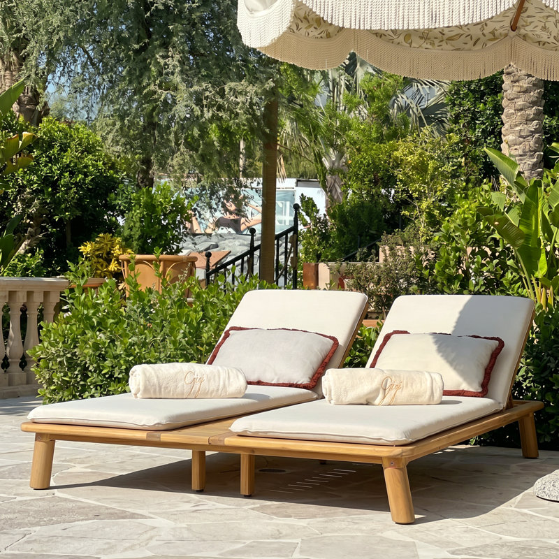 Double chaise longue d'extérieur moderne avec coussin, bois d'acacia et table d'appoint intégrée Cromwell